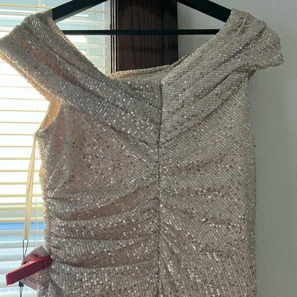 Mac Duggal Gold One Shoulder ruched Sequined Dress Style 26550 Size 8 - Picture 7 of 9